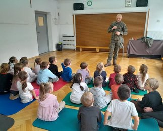 Zajęcia z żołnierzem w Przedszkolu Integracyjnym nr 89 we Wrocławiu