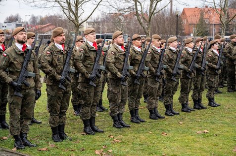 Przysięga wojskowa żołnierzy Wojsk Obrony Terytorialnej w Trzebnicy